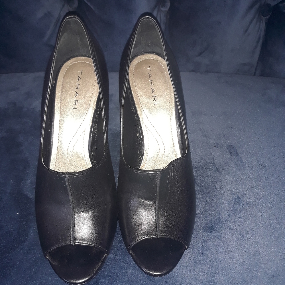 TAHARI BLACK PEEP TOE PUMPS.SIZE 8.